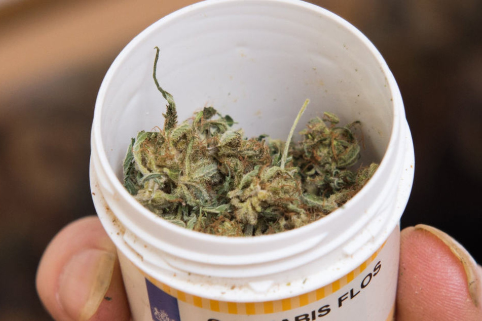 Ein Patient hält eine Dose mit Cannabis in der Hand. (Symbolbild)