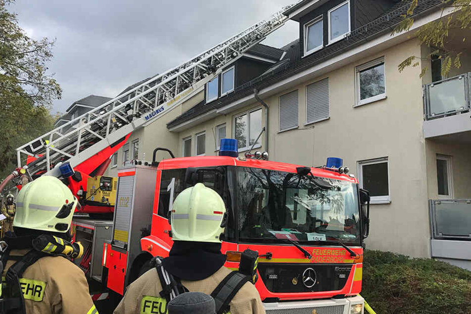 Die Feuerwehrmänner retteten den Mann über die Drehleiter.