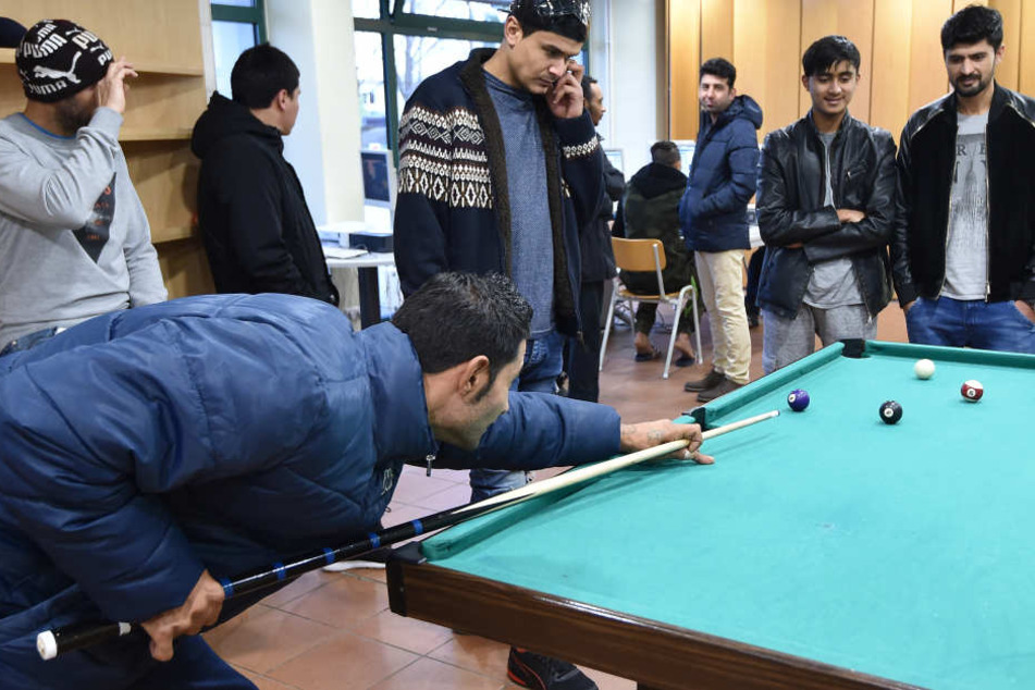 Junge Männer spielen im Freizeitzentrum einer Erstaufnahmeeinrichtung. (Symbolbild)