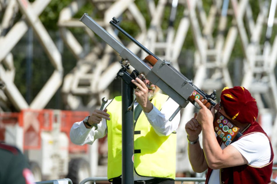 Ein Teilnehmer bei einem Schützenfest mit seiner Langwaffe. (Symbolbild)