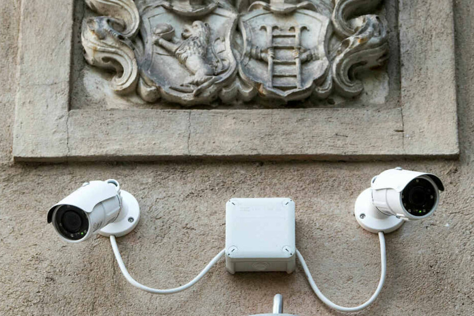 Überwachungskameras hängen über dem Eingang des Vereins Netzwerk für Demokratische Kultur.