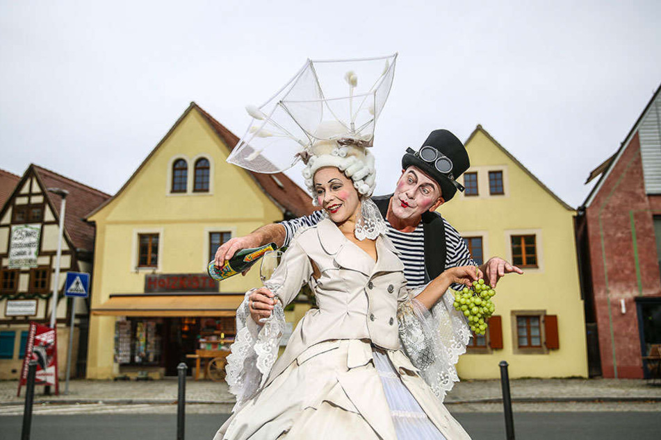 Dorothea Wagner (34) und Wolf-Dieter Gööck (64) von der Serkowitzer Volksoper führen zum Fest "Präludium und Unfug" auf.