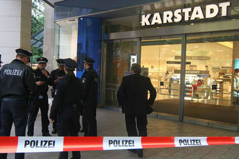 Polizei am Einsatzort. (Symbolbild)