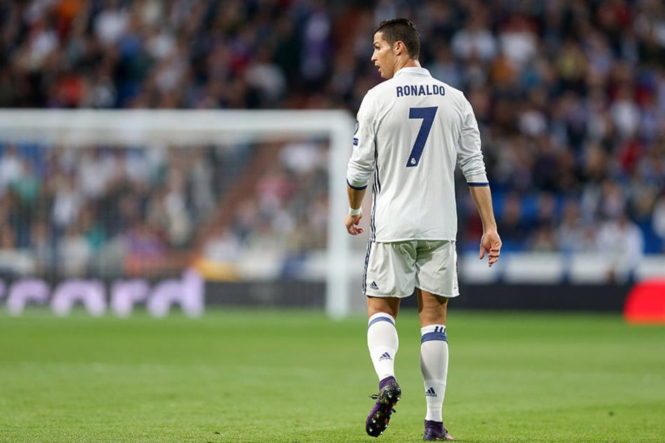 Cristiano Ronaldo post auf dem Spielfeld und neben dem Platz.