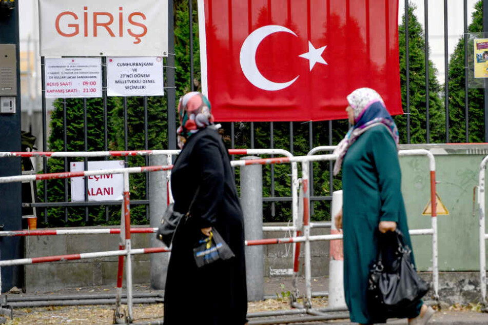 Wahlberechtigte stehen vor dem Gelände des türkischen Generalkonsulats in Berlin.