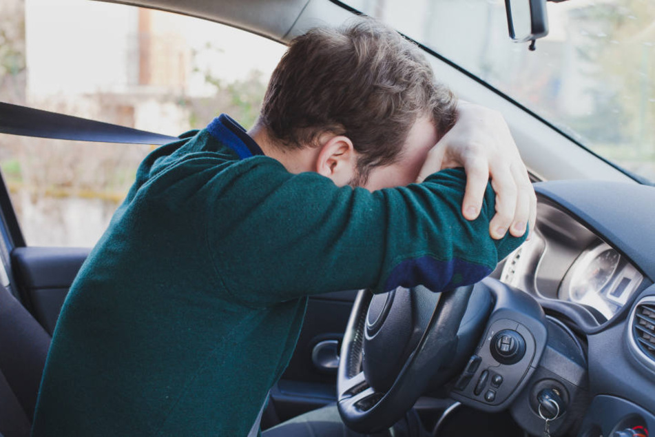 Der Mann schlief in seinem Auto ein. (Symbolbild)