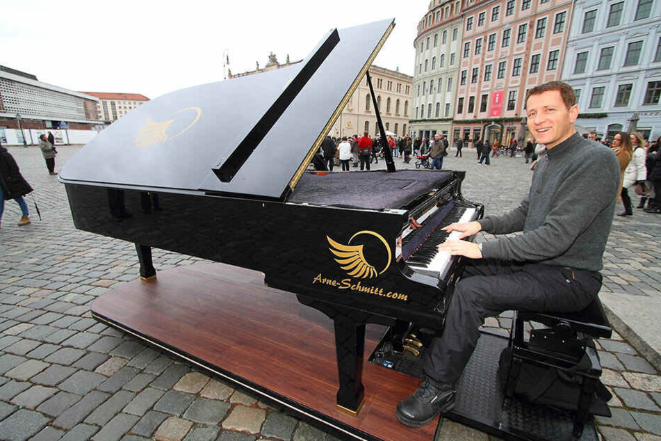 Der Straßenmusiker aus dem Ruhrgebiet spielt schon seit Jahren auf dem Neumarkt Klavier. "Inzwischen mache ich aber einen Bogen um Dresden", sagt er.