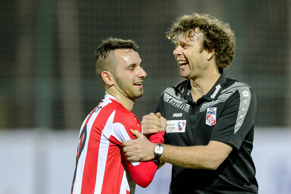 Trainer Stefan Krämer (50,r.) freut sich auf die Begegnung gegen den Bundesligisten.