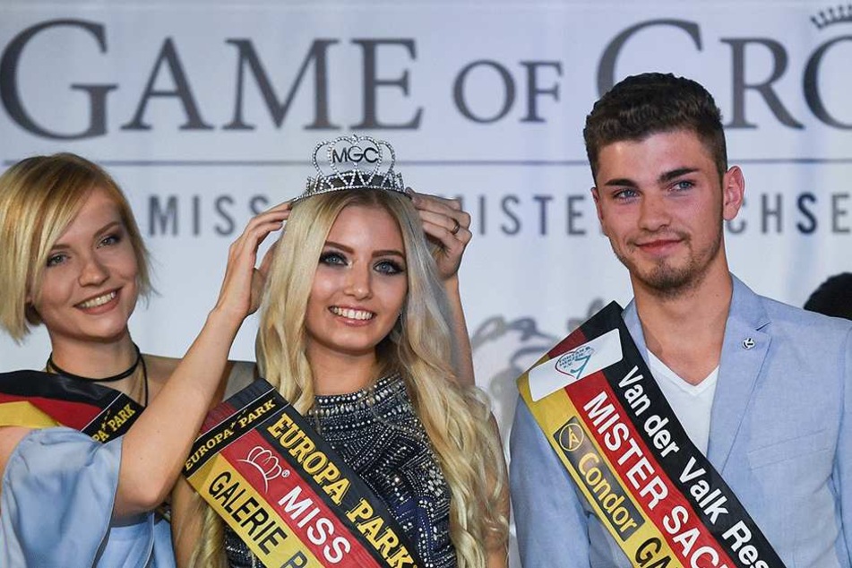 Die scheidende Miss Sachsen, Farina Behm (li.) setzt der neuen Titelträgerin das Krönchen auf. Rechts der neue Mister Sachsen, Philipp Schneider.
