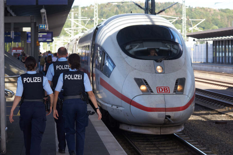 In Erfurt begleitete die Polizei den Mann aus dem Zug. (Symbolbild)