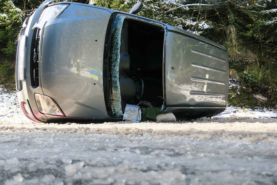 Die Frau musste von der Feuerwehr aus ihrem Fahrzeug befreit werden.