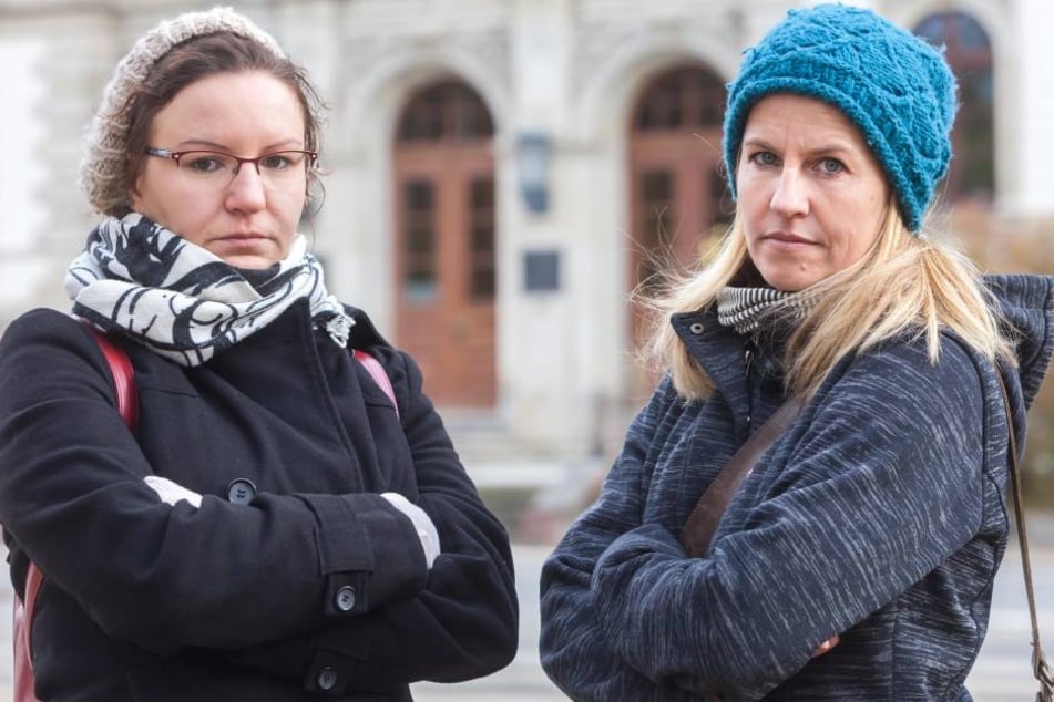 Kein Verständnis für Wissenschaftsministerin Stange: Katharina Loch (28) vom
Fachschaftsrat der betroffenen TU-Einrichtung mit Mitstudentin Katrin Klenner.