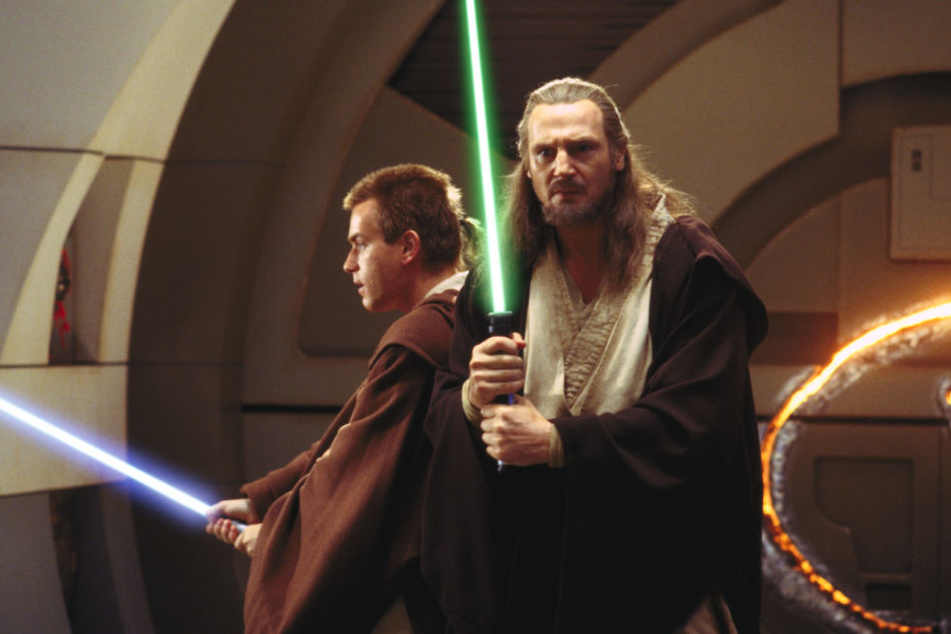 Ewan McGregor (l) als Obi-Wan Kenobi und Liam Neeson als Qui-Gon Jinn in einer Szene des Films "Star Wars: Episode I - Die dunkle Bedrohung".