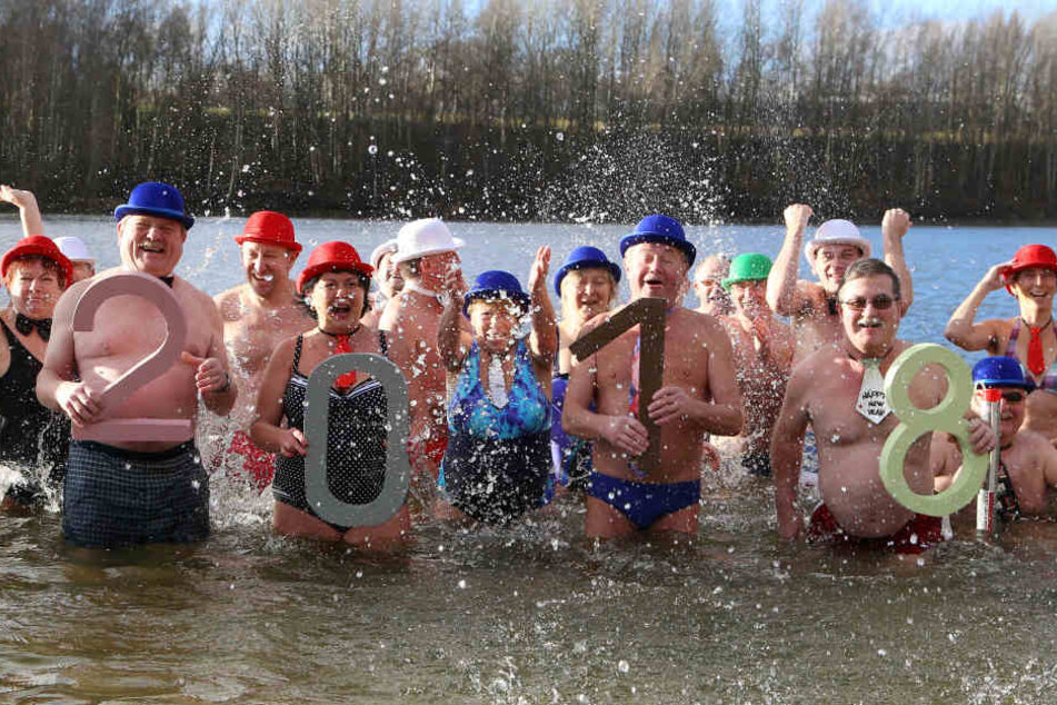 Renate Krisansky (blauer Hut und blauer Badeanzug, Mitte) und ihr Mann Siegfried (nicht im Bild) gehörten mit 83 Jahren zu den ältesten Badern am Stausee Oberwald.