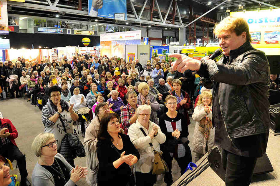 Schlagersänger Frank Schöbel (75) begeisterte seine Fans auf der Reisemesse mit seinen Hits und später mit Autogrammen.