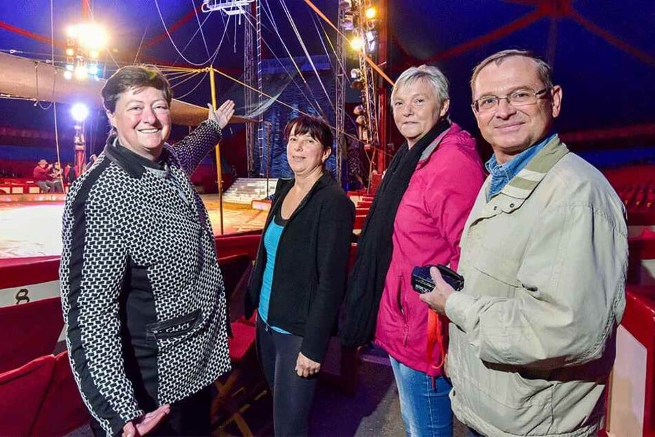 Zirkussprecherin Susanne Matzenau, Hobby-Artistin Beate Fuchs sowie Erika und
Jan Kuniss begutachteten vorab das Trapez.