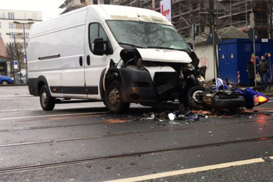 Der Transporter stieß mit einem Motorrad zusammen.