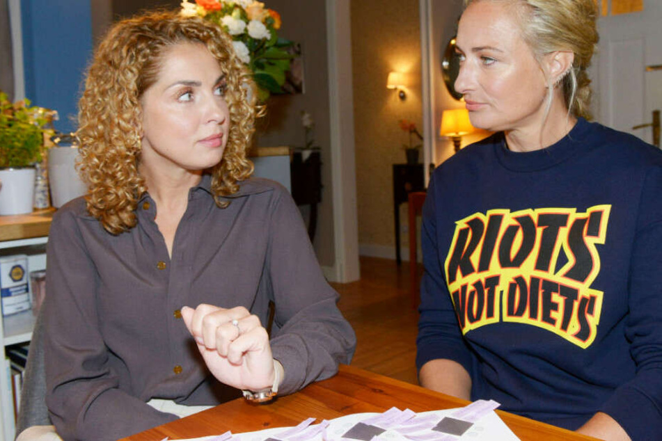 Maren (r) spricht Nina (l) auf ein heikles Thema an.