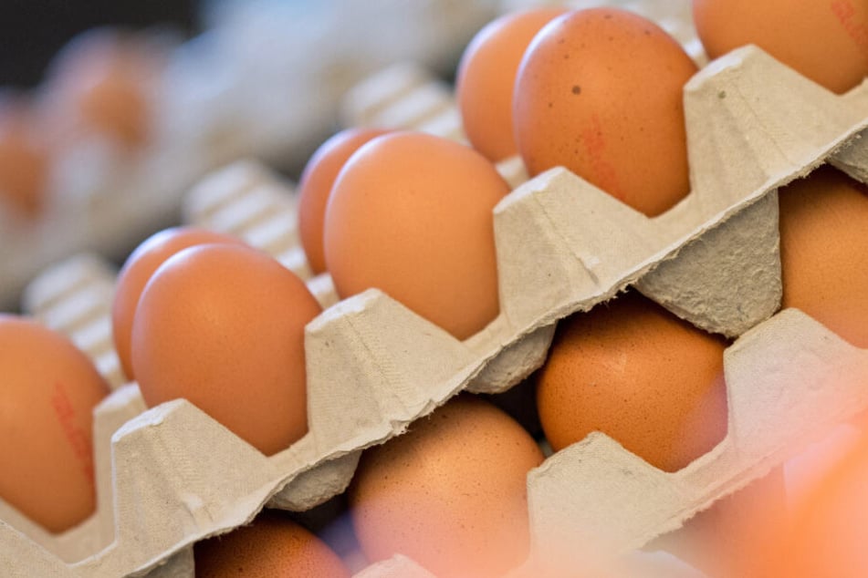 Wer Eier bei Aldi oder Lidl kauft, muss nun tiefer in die Tasche greifen (Symbolbild).