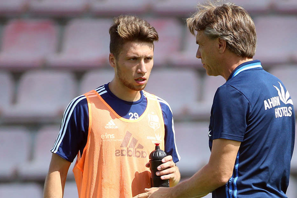 Tom Baumgart (l.) im Gespräch mit Trainer Horst Steffen. Er brachte den Youngster in Unterhaching erstmals von Beginn an.