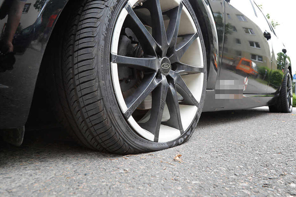 Insgesamt zehn Autos beschädigte der unbekannte Reifenstecher.