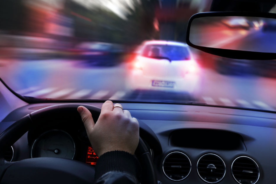 Die Polizeibeamten verfolgten die Jugendlichen bis diese einen Unfall bauten. (Symbolbild)