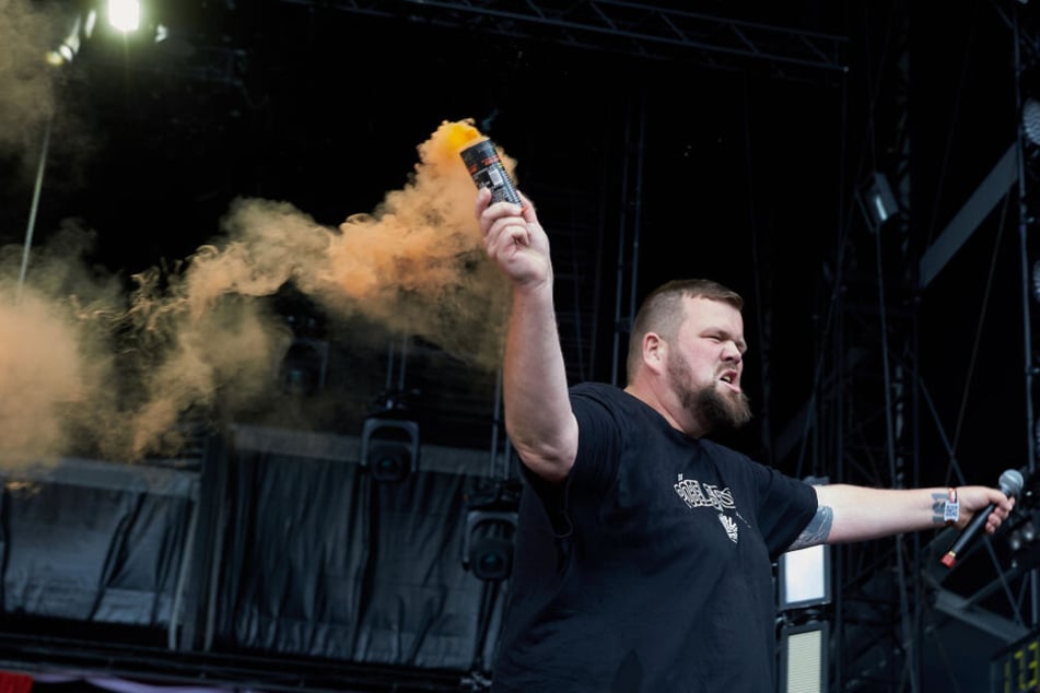 Frontmann Jan "Monchi" Gorkow zündete während des Auftritts mit seiner Band "Feine Sahne Fischfilet" bei "Rock am Ring" Pyrotechnik.