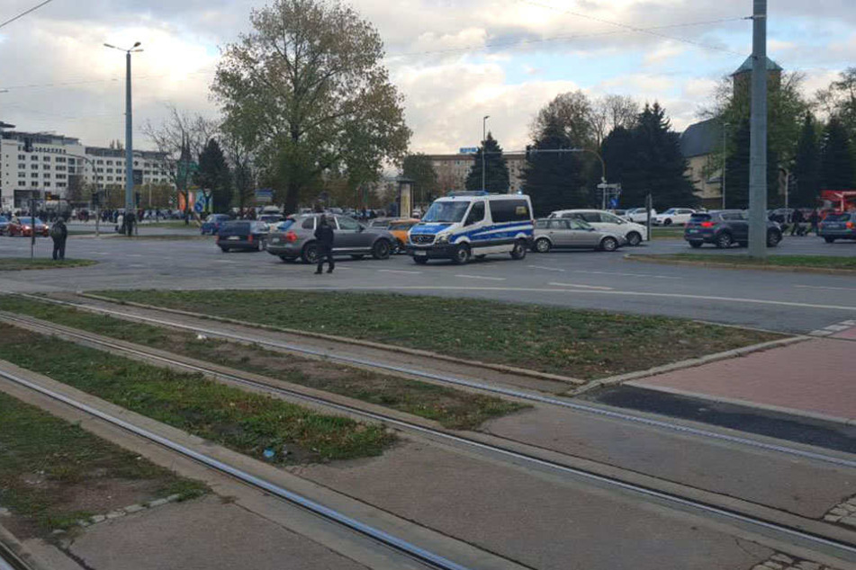 Auf den Straßen ringsum herrscht Verkehrs-Chaos.