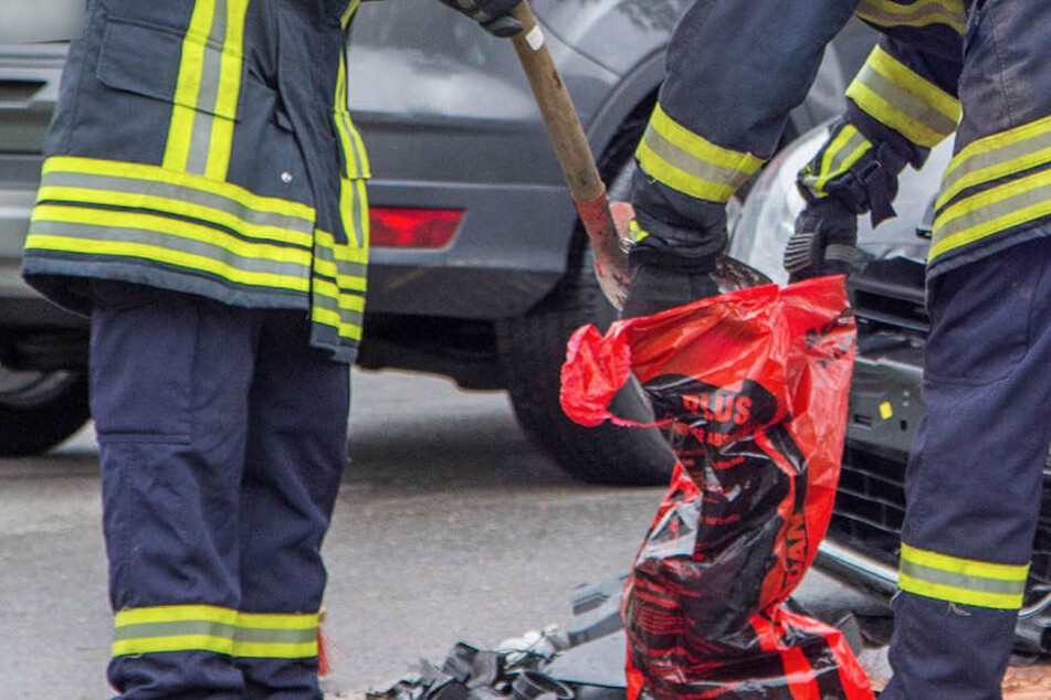 Die Feuerwehr muss auslaufende Betriebsmittel binden. Die B174 ist voll gesperrt. (Symbolbild)