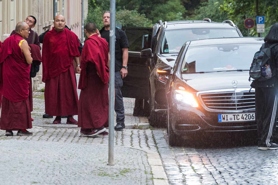 Die buddhistischen Mönche standen samt Personenschützer in Weimar. Seine Heiligkeit den 17. Karmapa Ogyen Trinley Dorje schaut direkt in die Kamera.