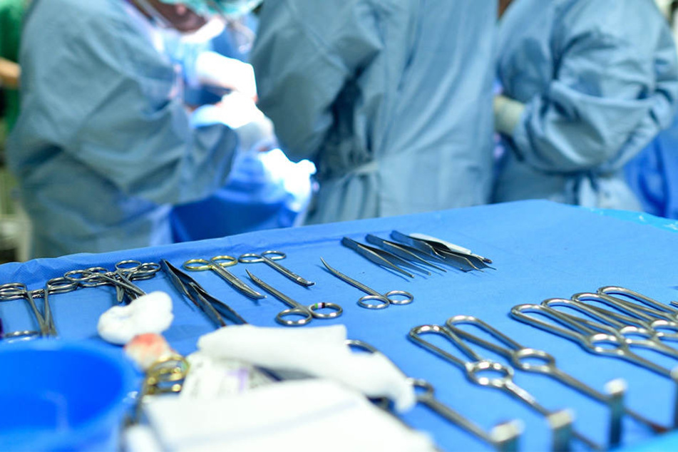Eine Verwechslung der Patientenarmbänder soll zu der irrtümlichen OP geführt haben.