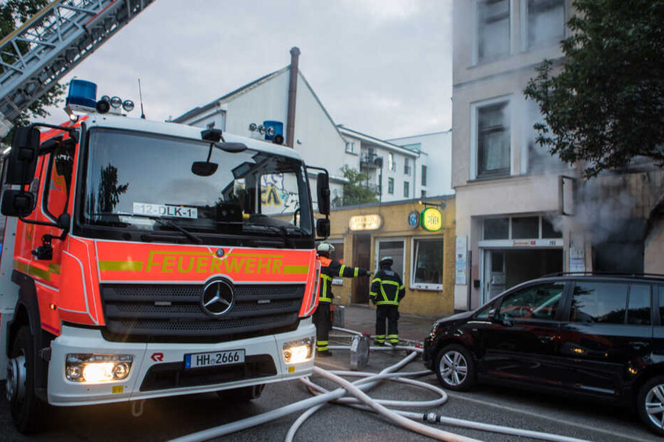 Die Feuerwehr begutachtet den Brand im Erdgeschoss.