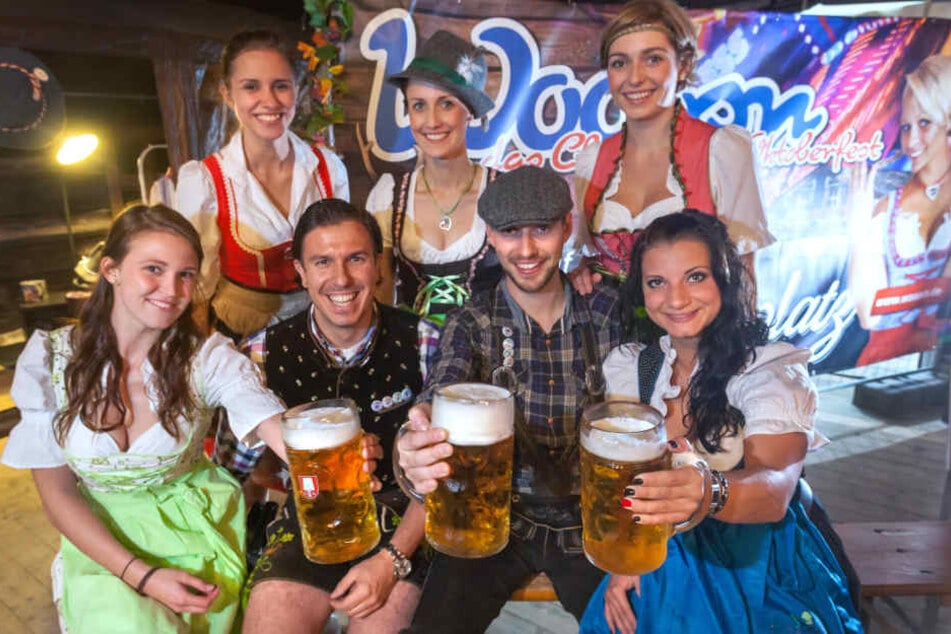 Am Freitag startet endlich die "Wooosn"! Henrik Bonesky (39, vorn, 2.v.l.) und Martin Schmitt (31, vorn, 3.v.l.) wissen was da nicht fehlen darf: Eine Maß Bier!