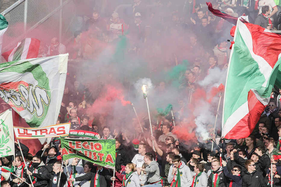 Fans des FC Augsburg in der Fankurve. Einige Anhänger lehnen die Kontrollen ab.