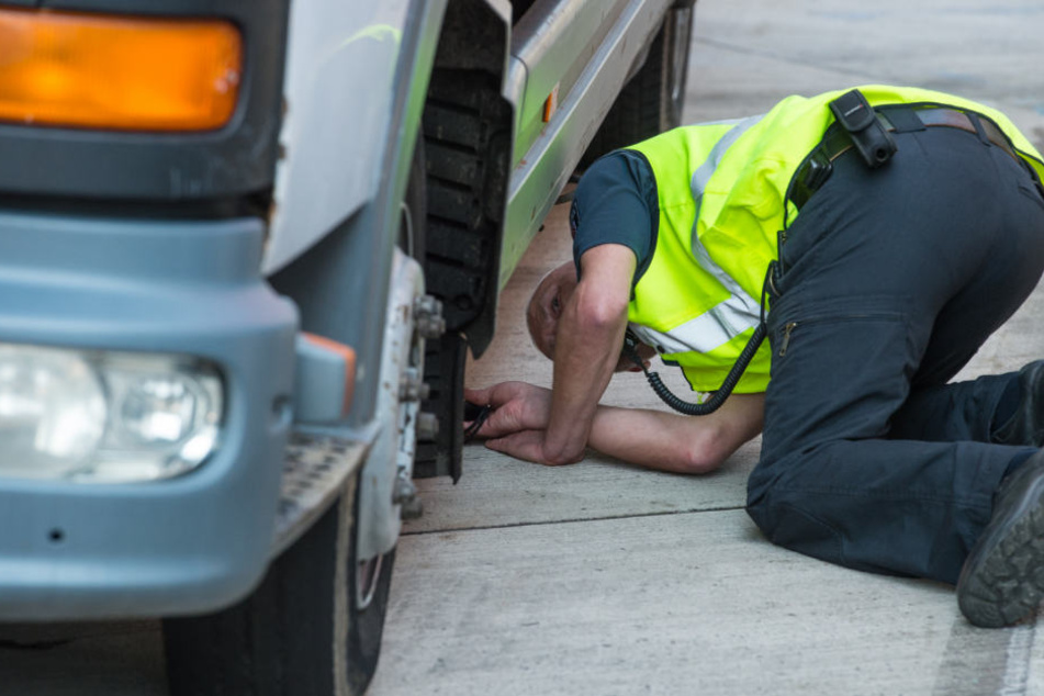 Die Polizeibeamten konnten den Zechpreller unter einem Lkw finden. (Symbolbild)