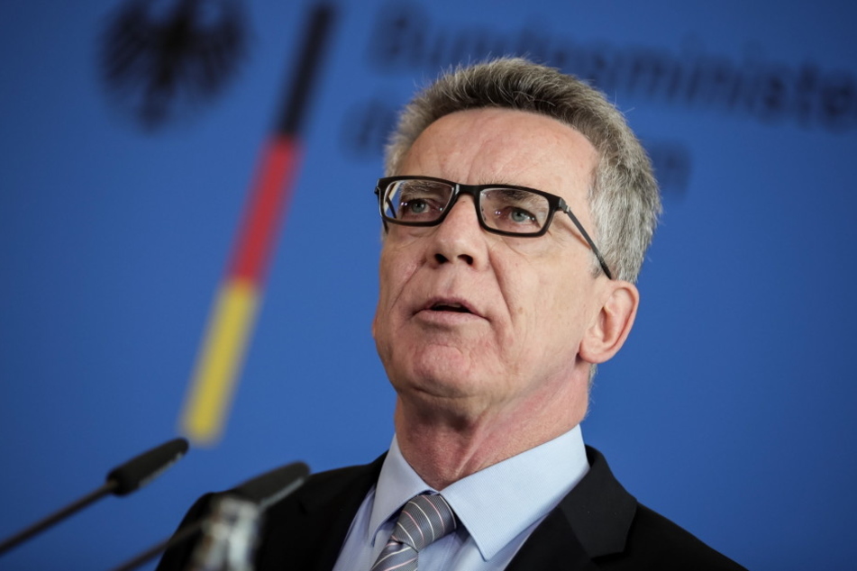 Bundesinnenminister Thomas de Maizière (CDU) hat den Berliner Senat aufgerufen, seine Haltung zur Videoüberwachung "dringend" zu überdenken.