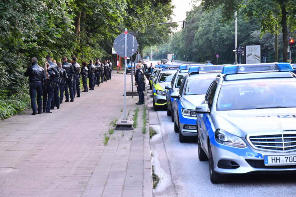 Am Mittwochabend durchkämmte die Polizei ein Waldstück an der Cuxhavener Straße.