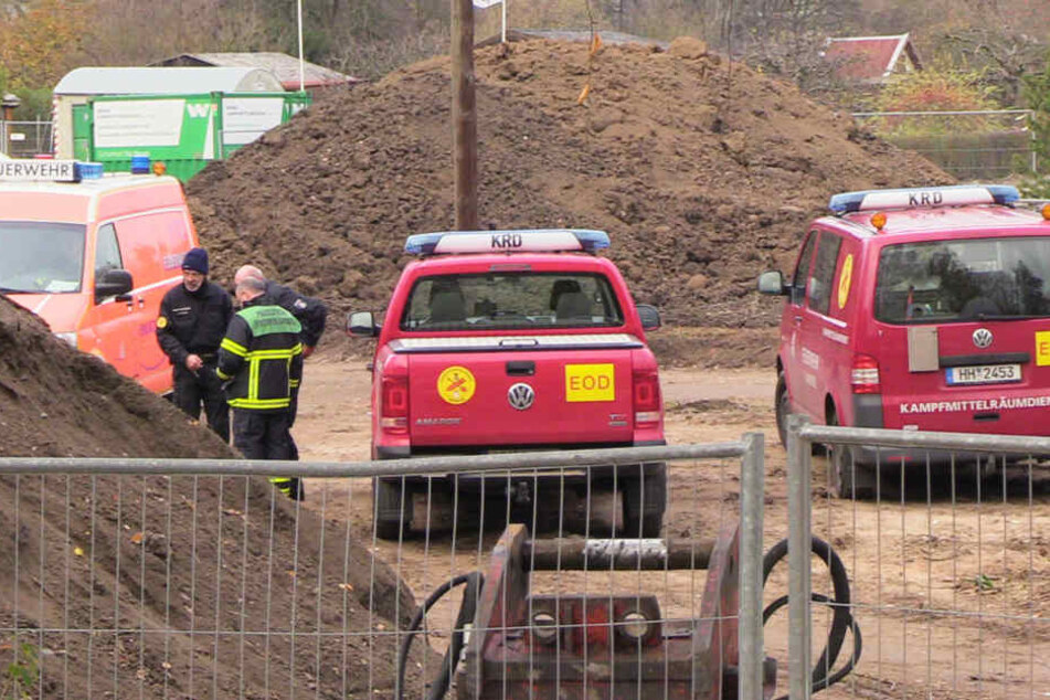 Der Kampfmittelräumdienst der Feuerwehr Hamburg ist auf der Baustelle und sieht sich den Blindgänger an.