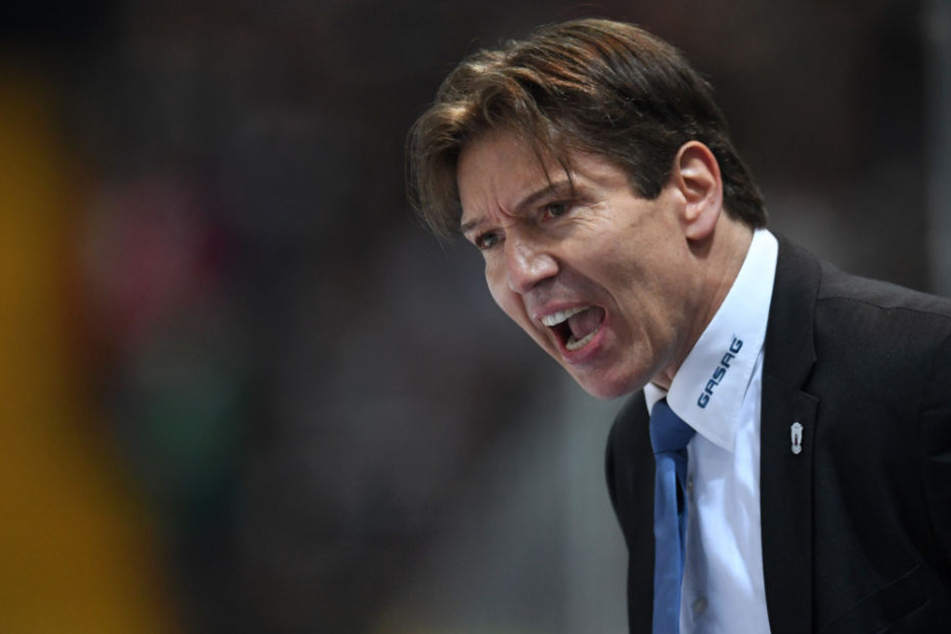 Trainer Uwe Krupp von Berlin schreit den Spielern Anweisungen zu.