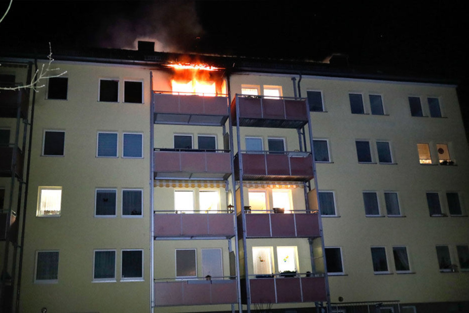 Die Flammen schlugen aus dem Fenster.