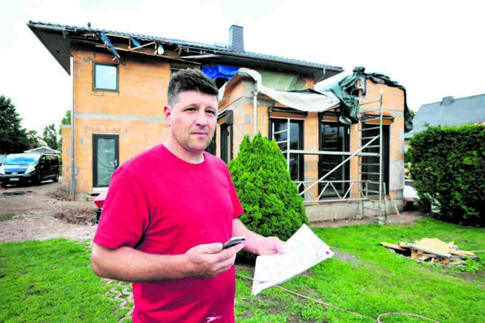 Hausbesitzer Ronny Roch (38) wartet auf das
Geld der Versicherung.