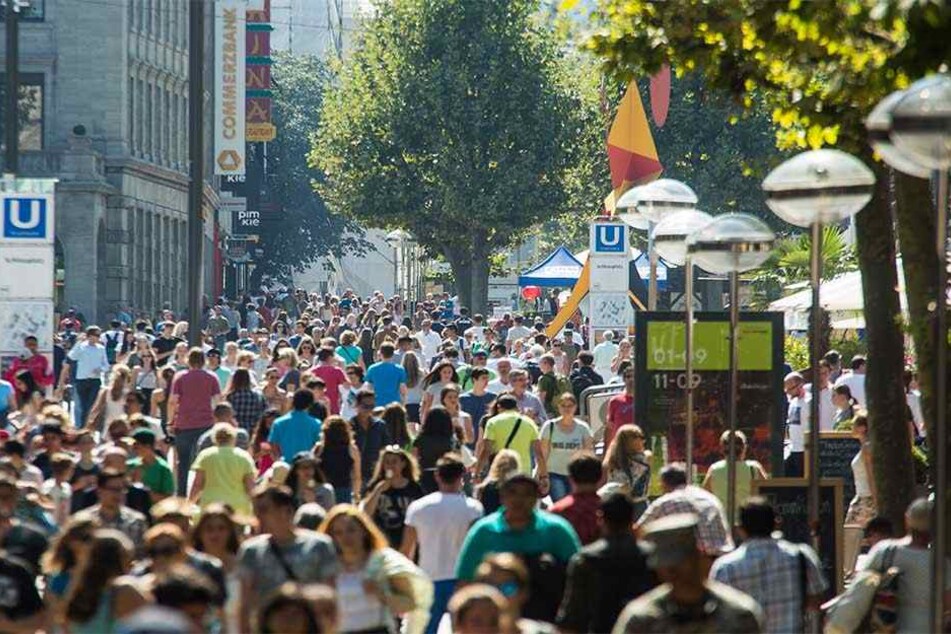 Stuttgarts größte Einkaufsstraße, die Königsstraße: 7600 Euro gab jeder Stuttgarter in diesem Jahr fürs Shoppen aus!