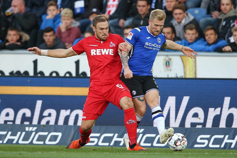 Kölns Innenverteidiger Rafael Czichos hatte Bielefelds Angreifer Andreas Voglsammer gut im Griff.