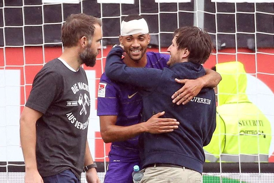 Freude nach dem 2:1-Sieg im Hinspiel bei Malcolm Cacutalua (mit Turban), Coach Hannes Drews (r.) und Torwarttrainer Max Urwantschky.