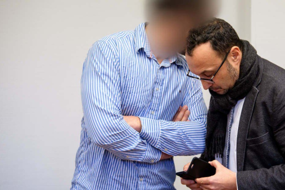 Der Angeklagte (l.) soll Tipps zum Bau einer Bombe erbeten und sich Zutaten gekauft haben. (Archivbild)