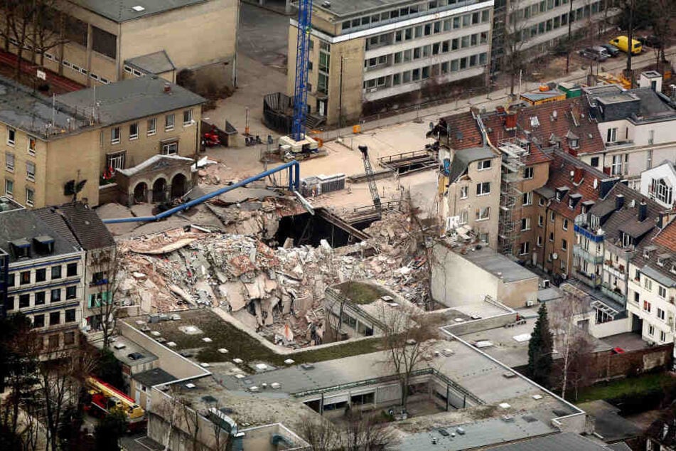 So sah damals das eingestürzte Kölner Stadtarchiv aus der Luft aus. (Archiv)