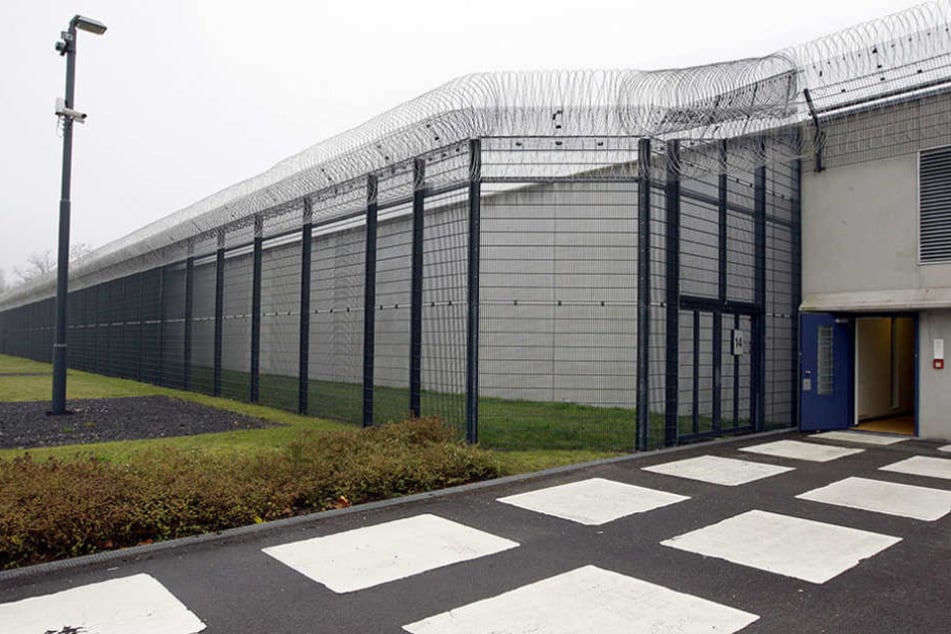 Blick auf den Sicherungszaun und die Außenmauer der Justizvollzugsanstalt (JVA) in Neuruppin-Wulkow (Brandenburg).