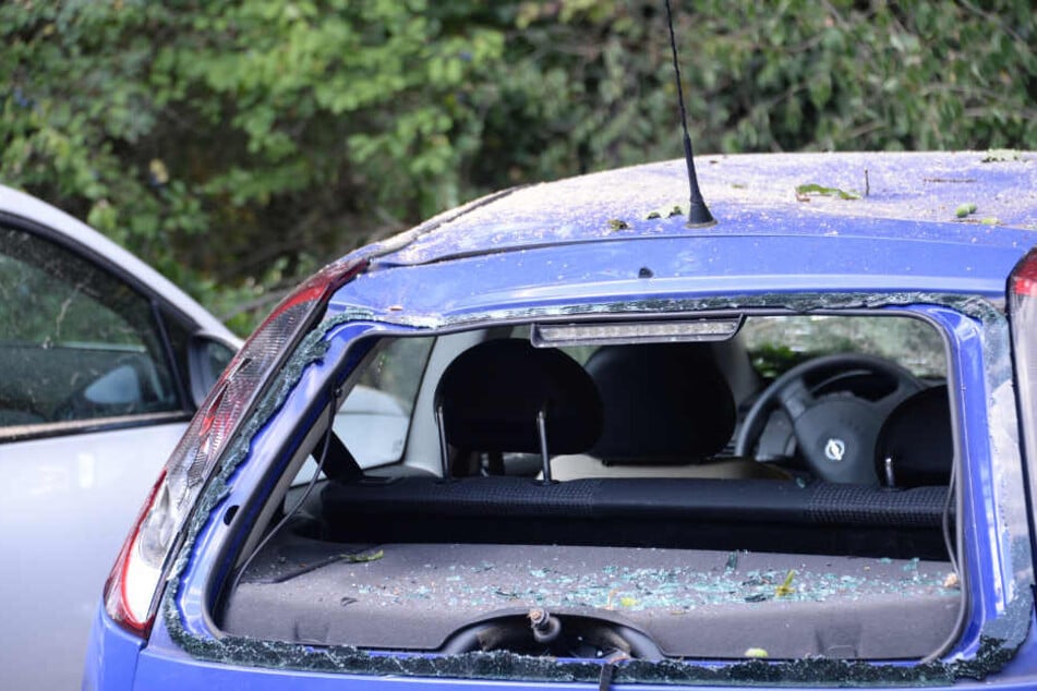 Bei dem blauen Opel wurde die Heckscheibe komplett zerstört.