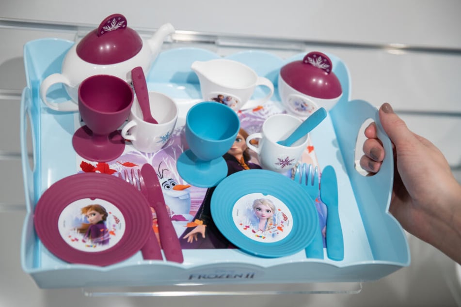 Ein Spielzeug-Serviertabletts der Marke Smoby mit Motiven aus dem Disney-Film "Die Eiskönigin 2" (Originaltitel "Frozen").