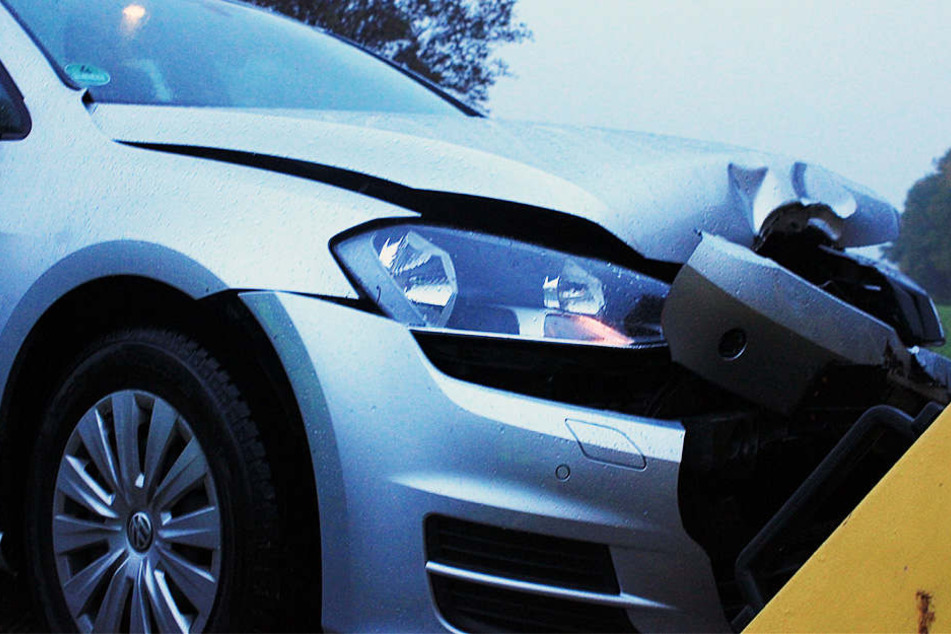 Durch den Aufprall des Reifens entstand an dem VW Golf ein erheblicher Schaden.